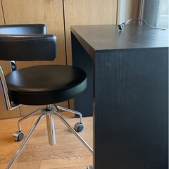 黒い椅子2点の画像