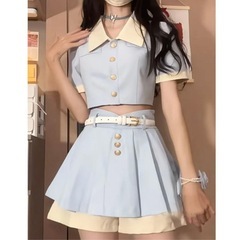 水色 クロップドトップスとスカートセットアップの画像