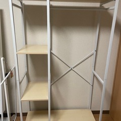 ハンガーラック付き収納棚の画像