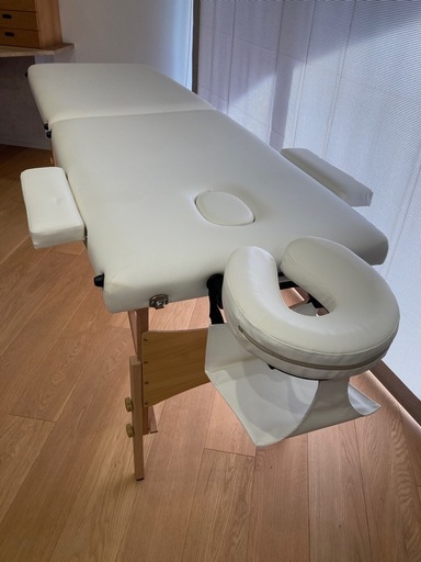 商談中　【引き取り限定/軽量13kg】折りたたみマッサージベッド 施術台（半年使用・カバー使用）