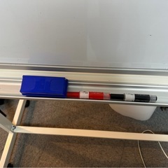 キャスター付きホワイトボード マーカー付きの画像