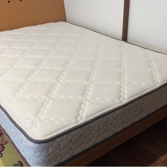 ダブルベットフレームとフランスベット社マットレスの画像