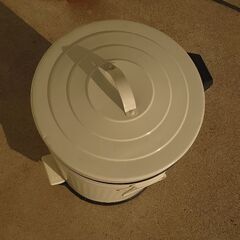 【大きいサイズ】ステンレス ダストボックス  | ゴミ箱 ごみ箱   ペダル式ゴミ箱  ふた付き 蓋付き キッチン 大型（◐高さ45✕直径30） 縦型の画像