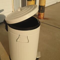 【大きいサイズ】ステンレス ダストボックス  | ゴミ箱 ごみ箱   ペダル式ゴミ箱  ふた付き 蓋付き キッチン 大型（◐高さ45✕直径30） 縦型の画像