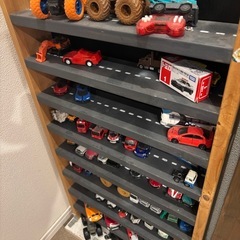 受け渡し者決定 トミカと自作棚の画像