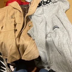 コート、パーカー、スカートの画像