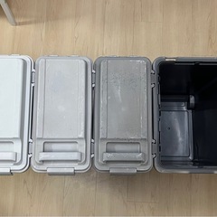 ニトリ 
ロック式連結ゴミ箱 35L×3個(フタあり) 45L×1個(フタなし)  の画像