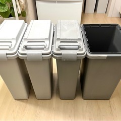 ニトリ 
ロック式連結ゴミ箱 35L×3個(フタあり) 45L×1個(フタなし)  の画像