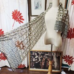 √Accessorize(アクセサライズ) イギリスブランドらしいくっきりかっちり、クラシカル柄のロングストール。いかがでしょうか？の画像