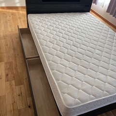 ダブルベッドフレーム＋マットレスの画像