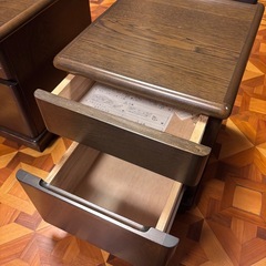 ナイトテーブルの画像