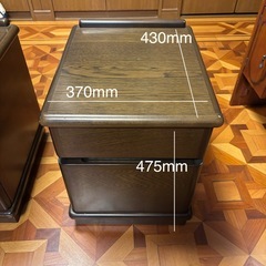 ナイトテーブルの画像