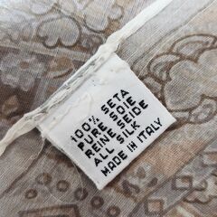 シルク100％。Made in Italyのはんなり麗しいスカーフ、いかがでしょうか？の画像