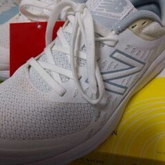 new balanceランニングシューズホワイト22.5の画像