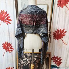 ∴極上シルク100％。艶やかさと滑らか感が群を抜いているロングストール、いかがでしょうか？の画像