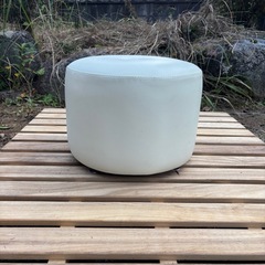 ラウンドオットマンフットレストスツール、フェイクレザーバニティスツールベンチ、リビングルームベッドルーム用コーヒーテーブル、滑り止めフィート付き無垢材フレームの画像