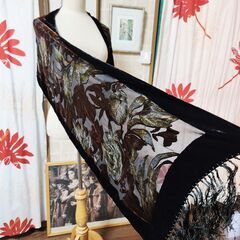 √シルクの浮織デザイン。目を瞠るような贅沢感たっぷりの大判ストール、いかがでしょうか？の画像