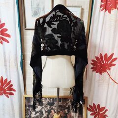 √シルクの浮織デザイン。目を瞠るような贅沢感たっぷりの大判ストール、いかがでしょうか？の画像