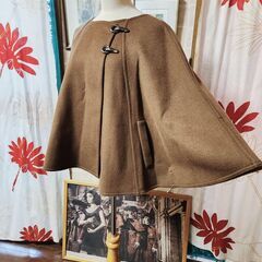 ＆ノーカラーの綺麗可愛いポンチョ。お袖をくぐらせるポイント有！の素敵な一枚、いかがでしょうか？の画像