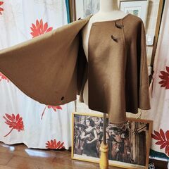 ＆ノーカラーの綺麗可愛いポンチョ。お袖をくぐらせるポイント有！の素敵な一枚、いかがでしょうか？の画像