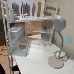 3点 ニトリ オフィスチェア+システムデスク+ LEDデスクライト(MO PT01)の画像