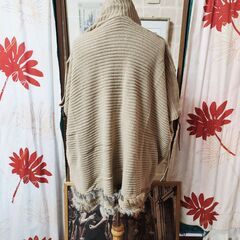 新品未使用、タグ・袋付。CLUDIA-BIT(クラウディア ビット) リアルファーの可愛らしい、たっぷりゆったりニットアウター。いかがでしょうか？の画像