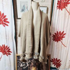 新品未使用、タグ・袋付。CLUDIA-BIT(クラウディア ビット) リアルファーの可愛らしい、たっぷりゆったりニットアウター。いかがでしょうか？の画像