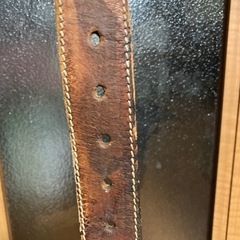 シルバーのバックルと牛革ベルトの画像