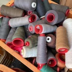 縫製屋ミシン糸綿の糸ポリエステルの糸　コンテナ 1箱3000円の画像