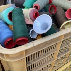 縫製屋ミシン糸綿の糸ポリエステルの糸　コンテナ 1箱3000円の画像