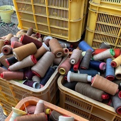 縫製屋ミシン糸綿の糸ポリエステルの糸　コンテナ 1箱3000円の画像
