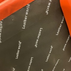 サ2511-270 Leather world 3人掛けソファ レッド レザー キズ汚れ有り　の画像