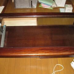 ガラストップのローテ－ブル（引き出し付き）の画像