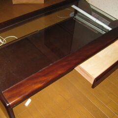 ガラストップのローテ－ブル（引き出し付き）の画像