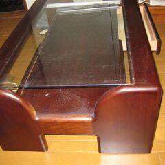 ガラストップのローテ－ブル（引き出し付き）の画像