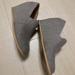 灰色 パンプス 23cmの画像