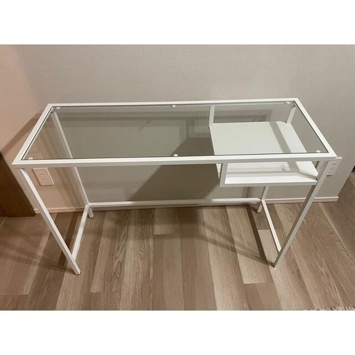 ガラス机と透明椅子