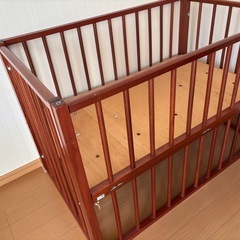 木製ベビーベッドの画像