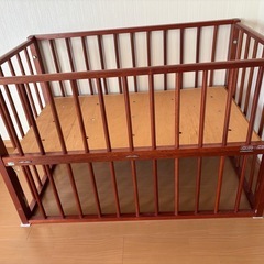 木製ベビーベッドの画像