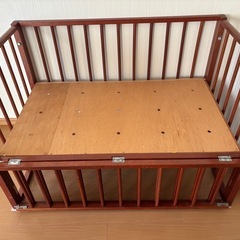 木製ベビーベッドの画像