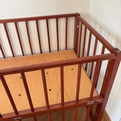 木製ベビーベッドの画像