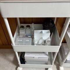 蓋付きワゴン　ネイル備品付きの画像