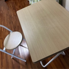 折りたたみデスク＆チェアセットの画像