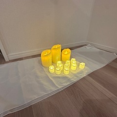 電気キャンドルセット(白いテーブルクロス付)の画像
