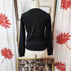 新品未使用、タグ付。UNIQLO(ユニクロ) ウォッシャブルコットンクロップドセーター【黒】、いかがでしょうか？の画像
