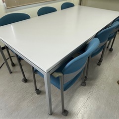 会議机と椅子のセットの画像