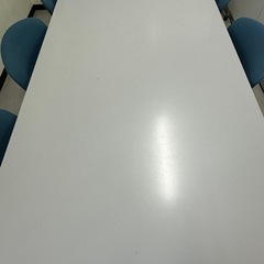 会議机と椅子のセットの画像