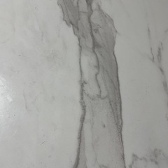 テーブル　椅子2つの画像