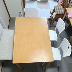 ダイニングキッチンテーブルの画像