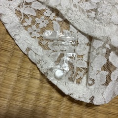 ★GU  ブラウス　総レース　新品　白　肩フリル　Mサイズ　予備ボタンあり★の画像